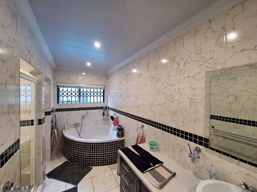 5 Bedroom Property for Sale in Protea Park North West